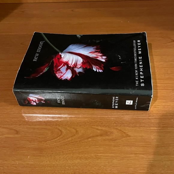 New Moon by Stephanie Meyers - Picture 3 of 3